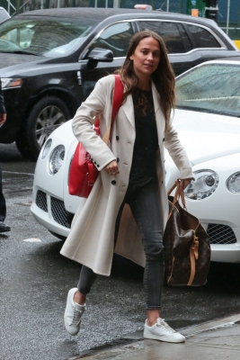 alicia-vikander-out-and-about-in-new-york-05-01-2016_4.jpg