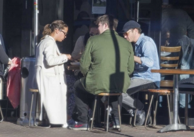alicia-vikander-out-for-lunch-at-three-blue-ducks-cafe-in-sydney_105011159.jpg