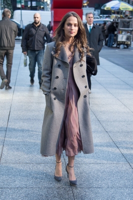alicia-vikander-out-in-nyc-december-2015_1.jpg