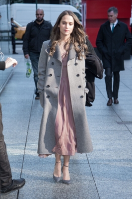 alicia-vikander-out-in-nyc-december-2015_2.jpg